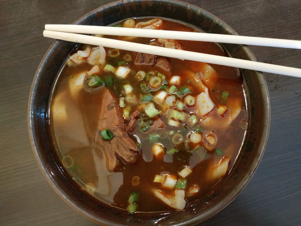 soupe de nouilles au boeuf avec nouilles plates, Shifen